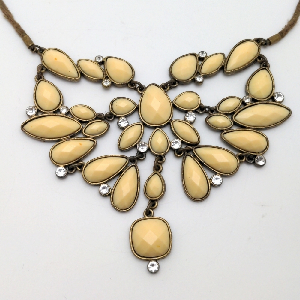 Vintage Cream Bibb Statement Necklace - Picture 7 of 16
